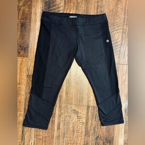 Lija Capri Athletic Leggings Size Large.